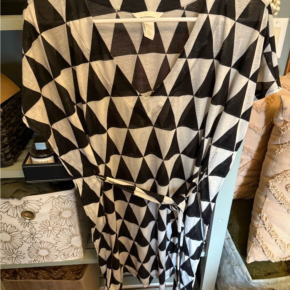Women’s Black and White Geometric V-Neck Belted Dress size S
